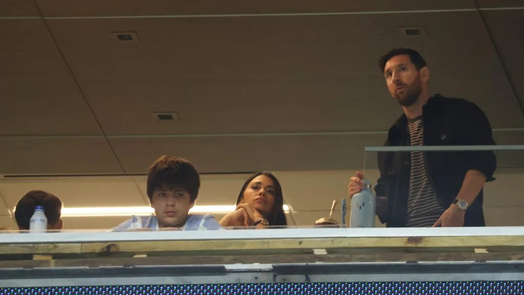 Lionel Messi acompanhando a Seleção Argentina do camarote. Foto: Leonardo Fernandez/Getty Images