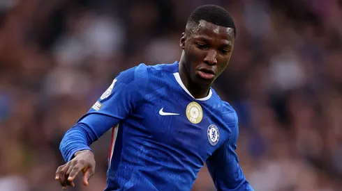 Após duas temporadas de crescimento constante, Moisés Caicedo consolidou-se como peça essencial no meio-campo do Chelsea. (Photo by Justin Setterfield/Getty Images)