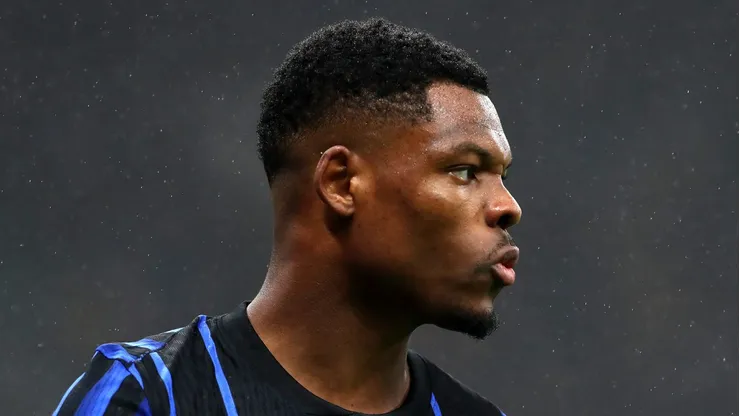 O lateral Denzel Dumfries avalia deixar a Inter de Milão para atuar na Premier League. (Photo by Marco Luzzani/Getty Images)