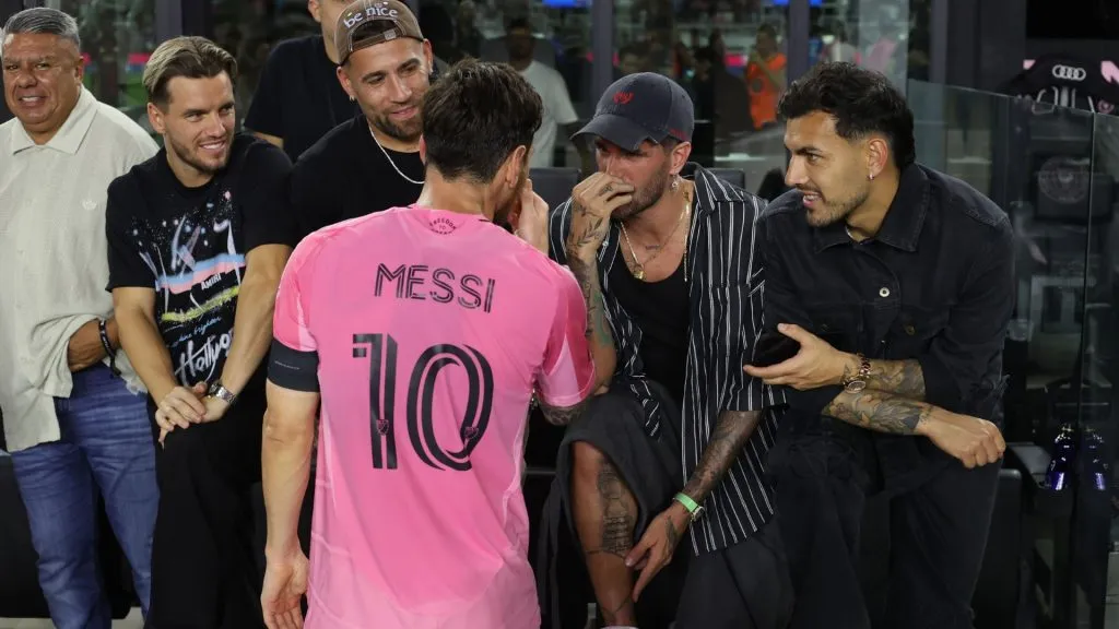 Messi cumprimenta vários companheiros de Seleção Argentina e o presidente da AFA, Claudio Tapia (foto: Leonardo Fernandez/Getty Images)