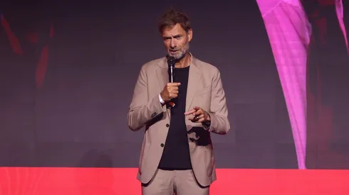 Liverpool sofre sequência negativa e técnico Arne Slot sente o peso da má fase; Jürgen Klopp faz apelo por paciência. (Photo by Gerald Matzka/Getty Images)