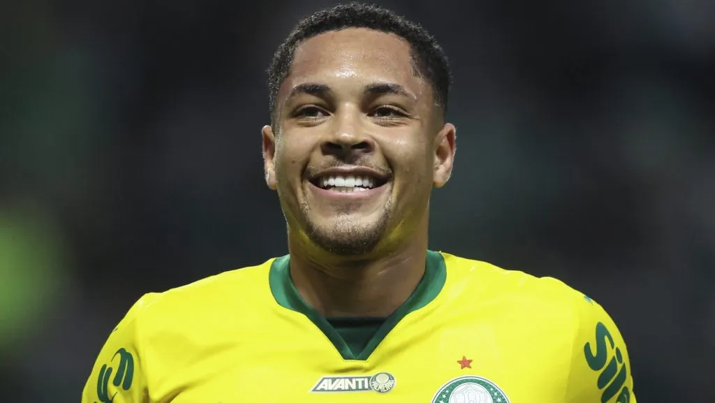 Vitor Roque em ação com o Palmeiras (Photo by Alexandre Schneider/Getty Images)