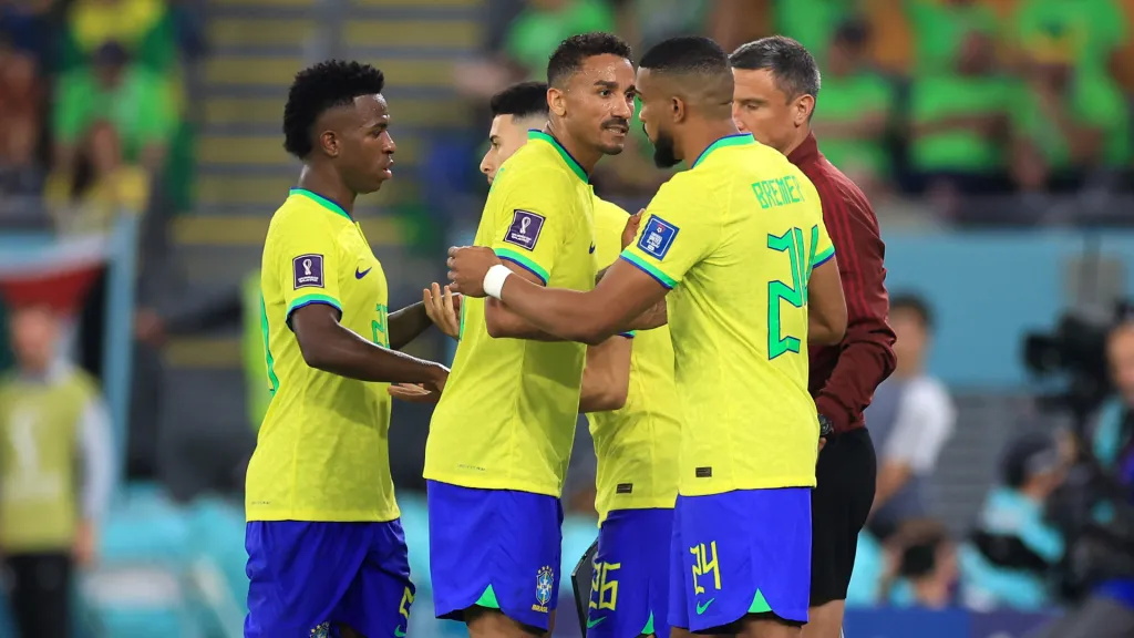 Bremer entrando em campo pela Seleção Brasileira (Foto: Buda Mendes/Getty Images)