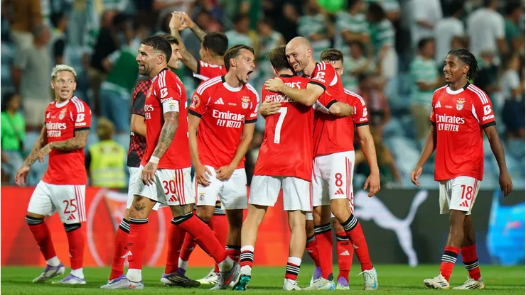 Elenco do Benfica após vitória. Foto: Gualter Fatia/Getty Images
