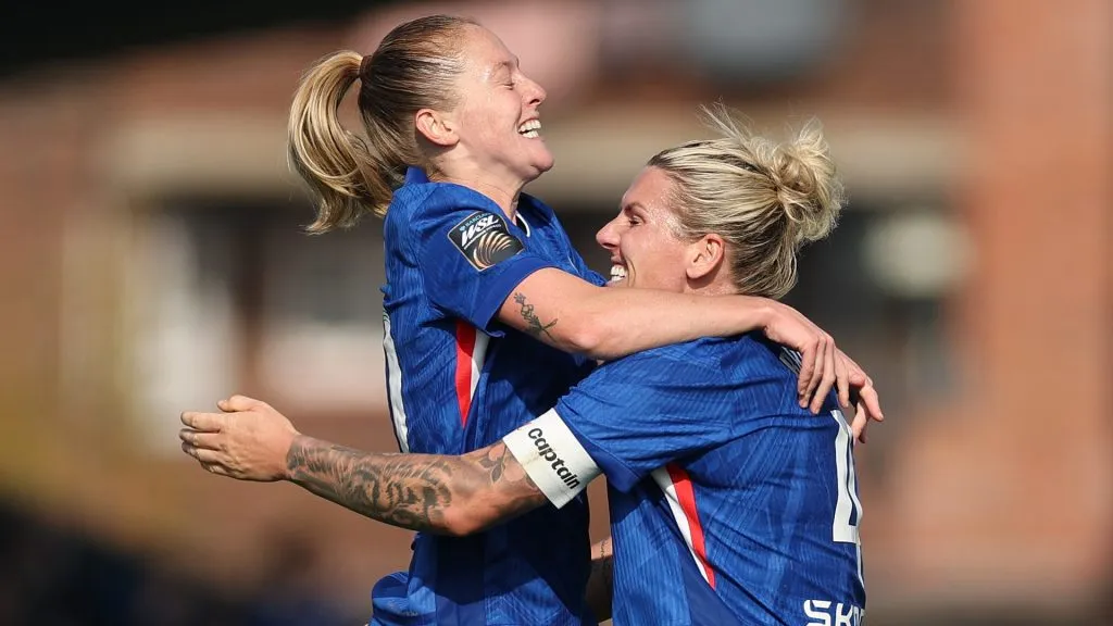 Jogadoras do Chelsea comemoram gol