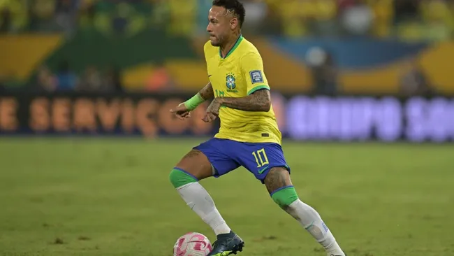 Neymar corre com a bola em partida das eliminatórias da Copa do Mundo 2026. Foto: Pedro Vilela/Getty Images
