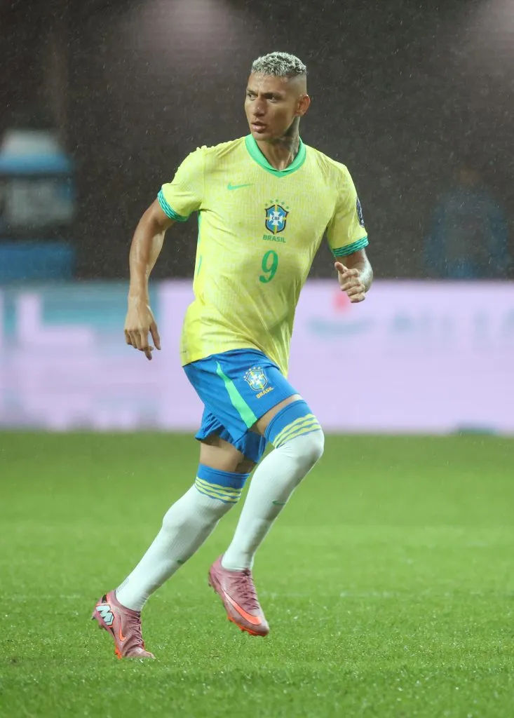 Richarlison em ação contra o Japão, em amistoso em Tóquio, nesta terça-feira (14). Torcedores não gostaram da atuação do atacante do Tottenham e criticaram Ancelotti por ainda insistir no atleta (Foto: Chung Sung-Jun/Getty Images)