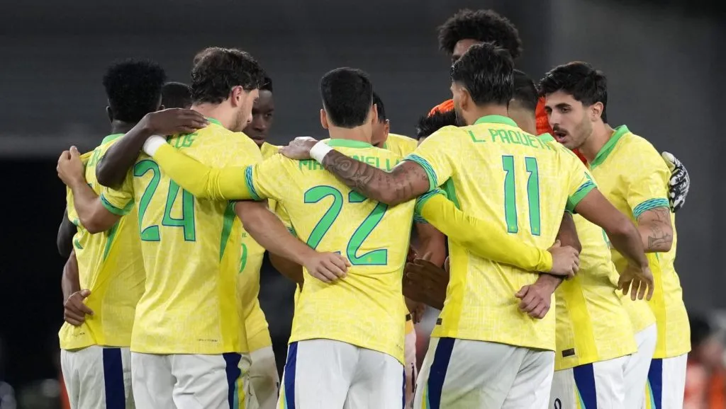 Jogadores da Seleção Brasileira, em campo, de camisa amarela