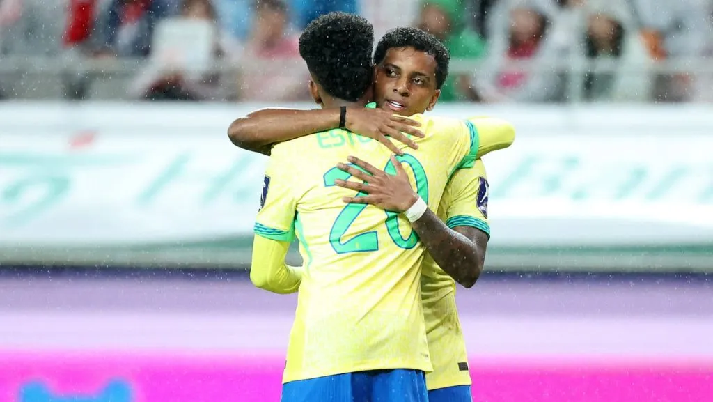 Rodrygo comemora com Estevão em amistoso da Copa do Mundo. Foto: Chung Sung-Jun/Getty Images