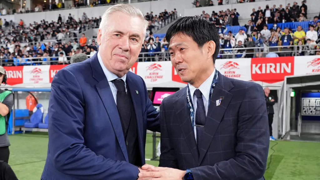 Hajime Moriyasu e Carlo Ancelotti em jogo (Foto: Koji Watanabe/Getty Images)