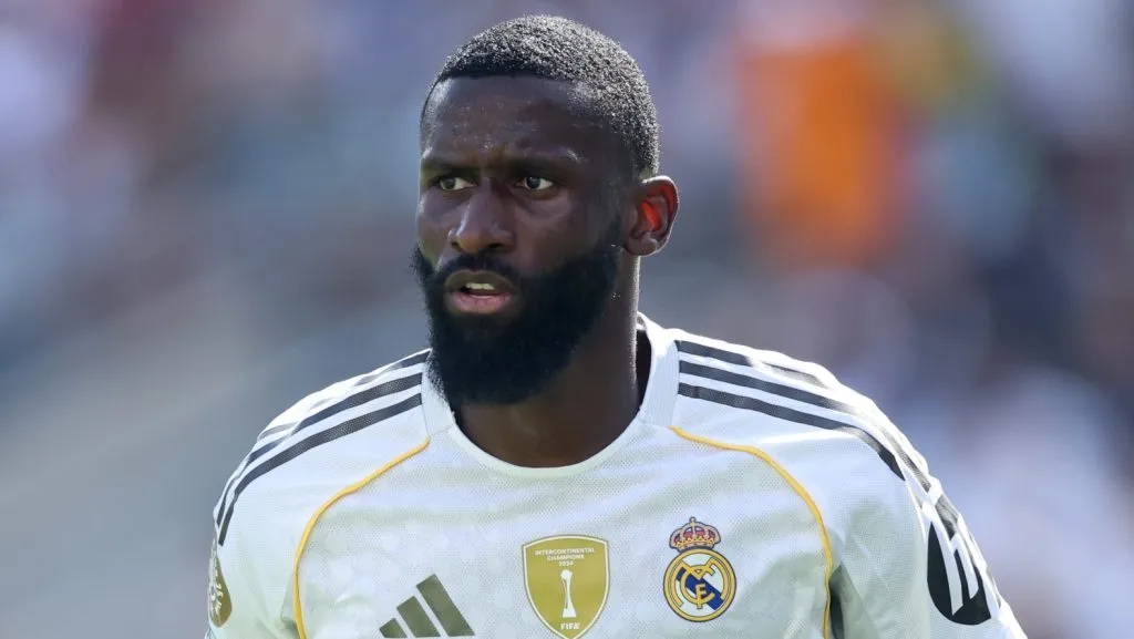 Rüdiger, em campo, de camisa branca