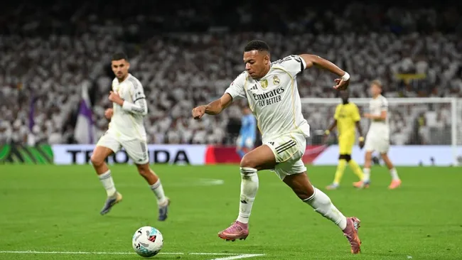 Mbappe controla a bola durante a partida da La Liga. Foto: Denis Doyle/Getty Images