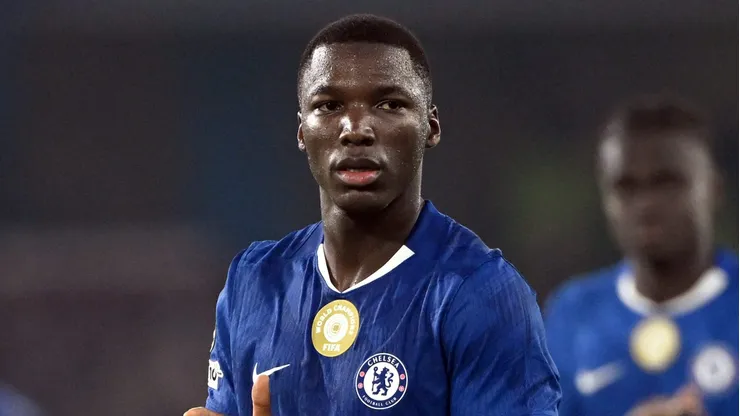 Moisés Caicedo em ação com o Chelsea (Photo by Mike Hewitt/Getty Images)