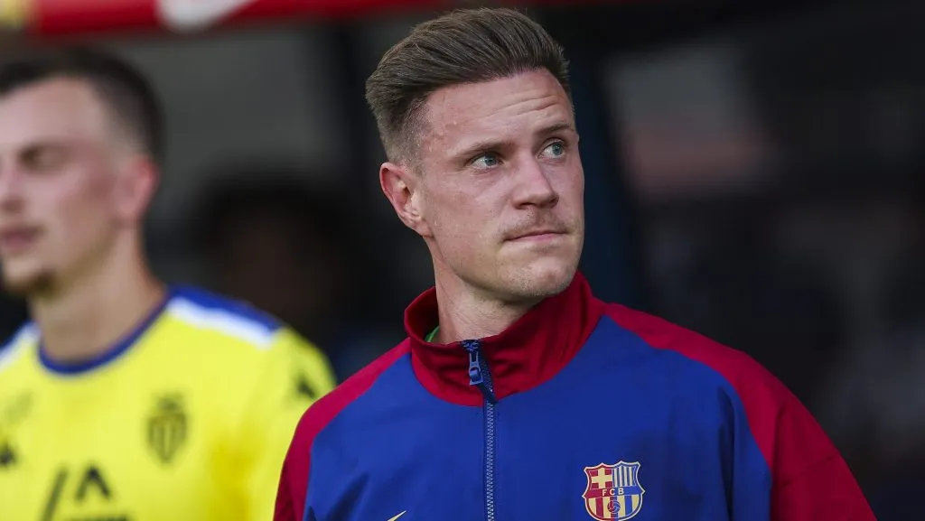 Ter Stegen, de jaqueta azul e vinho