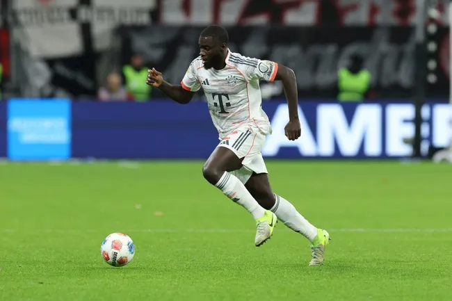 Upamecano em campo com o Bayern (Photo by Alexander Hassenstein/Getty Images)