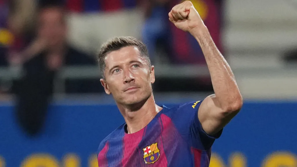 Robert Lewandowski comemora pelo Barcelona (Foto: Alex Caparros/Getty Images)