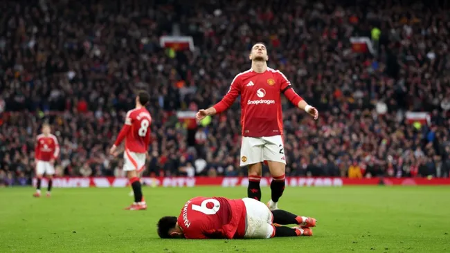 Lisandro Martinez sofre lesão durante partida da Premier League. Foto: Carl Recine/Getty Images