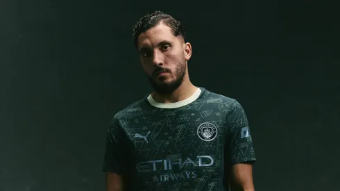 O Manchester City lançou um quarto uniforme inovador em colaboração com a EA Sports FC 26 e a Puma. (Foto: Reprodução/Twitter Manchester City)