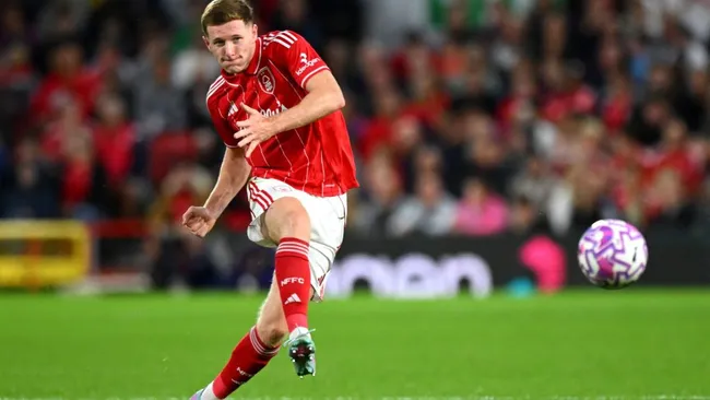 Elliot Anderson controla bola durante partida das eliminatórias da Copa. Foto: Carl Recine/Getty Images