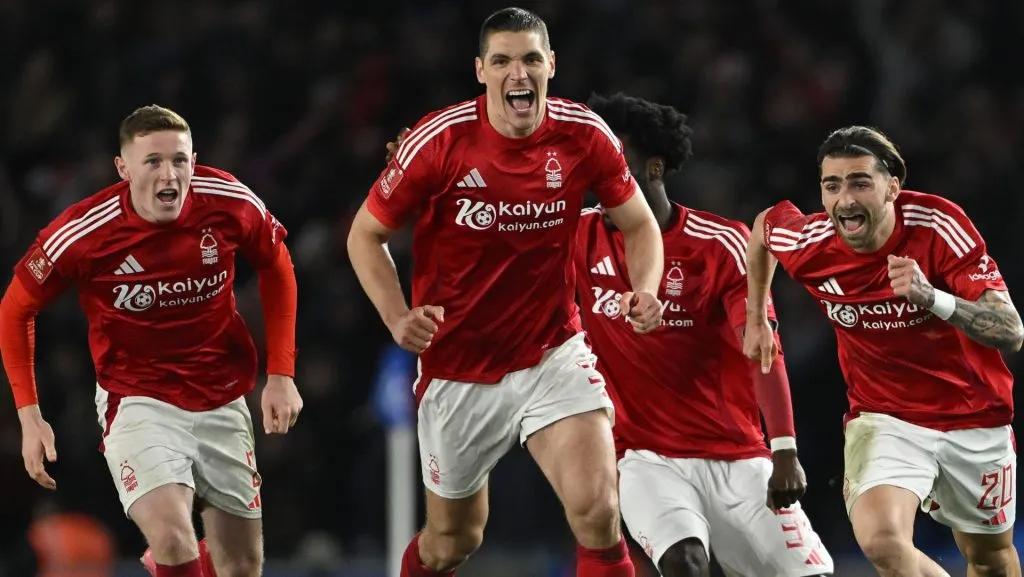 Elliot Anderson, alvo do Manchester United, em jogo do Nottingham Forest. Foto:  Mike Hewitt/Getty Images