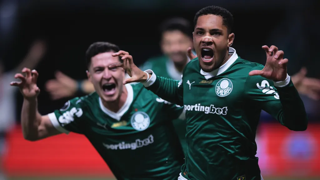 Vitor Roque comemora com Aníbal Moreno no Palmeiras. (Foto: Ettore Chiereguini/AGIF)