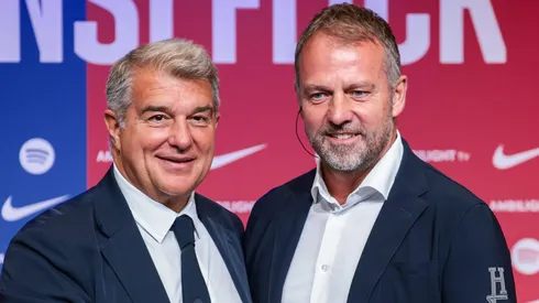Laporta (à esquerda), presidente do Barcelona e Hansi Flick (à direita). (Foto: Eric Alonso/Getty Images)