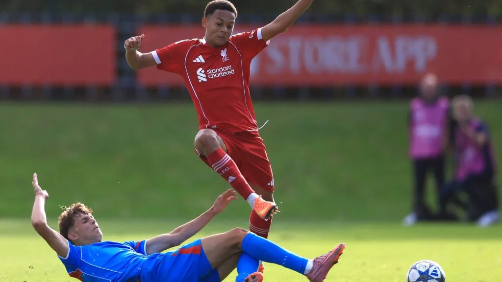 Josh Sonni-Lambie é desafiado durante partida da UEFA Youth League. Foto: Jess Hornby/Getty Images