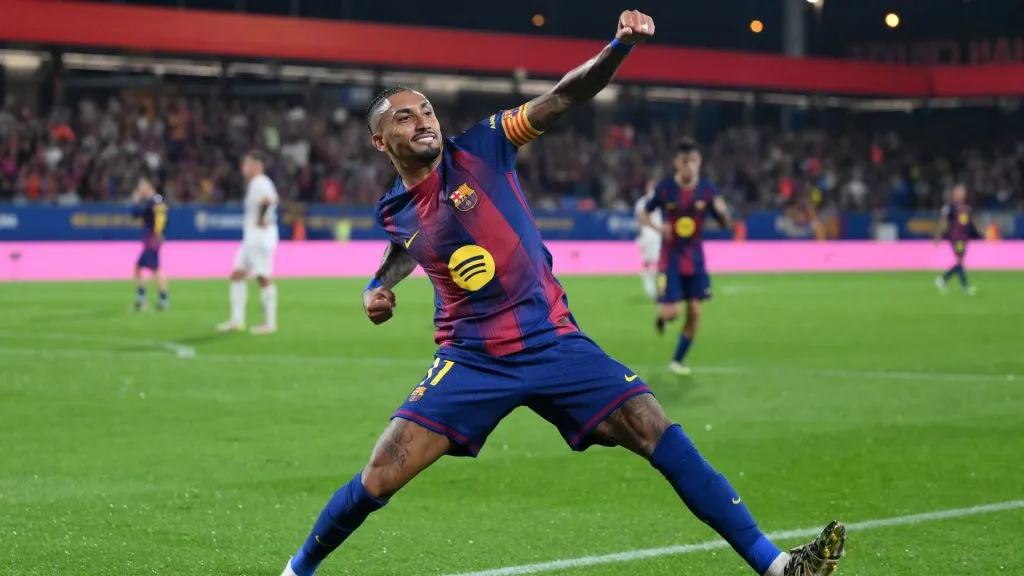 Raphinha, alvo do Manchester City, comemorando gol pelo Barcelona. Foto: David Ramos/Getty Images
