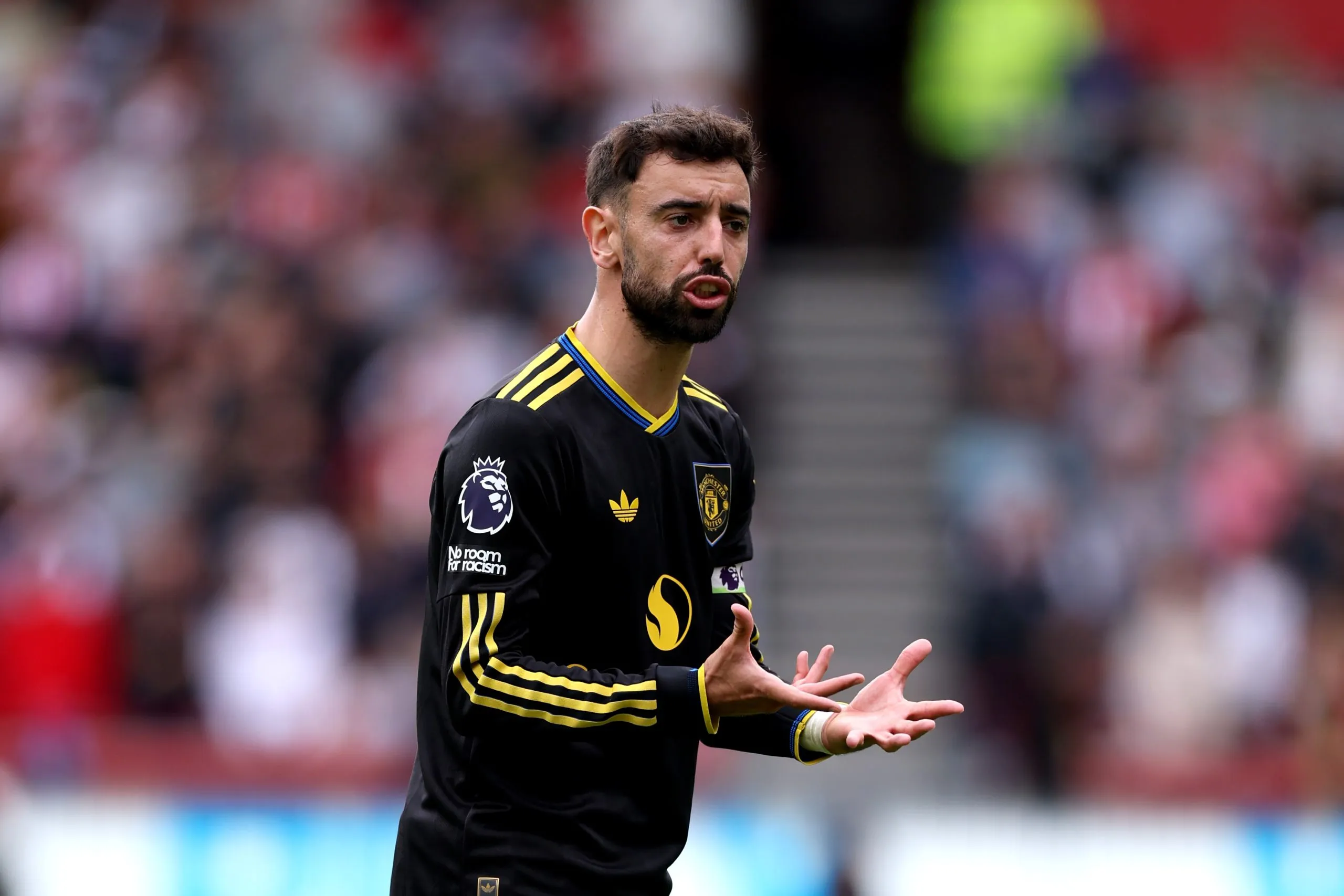 Bruno Fernandes em ação pelo United. Ele é um dos nomes que podem deixar o clube. (Foto: Justin Setterfield/Getty Images)