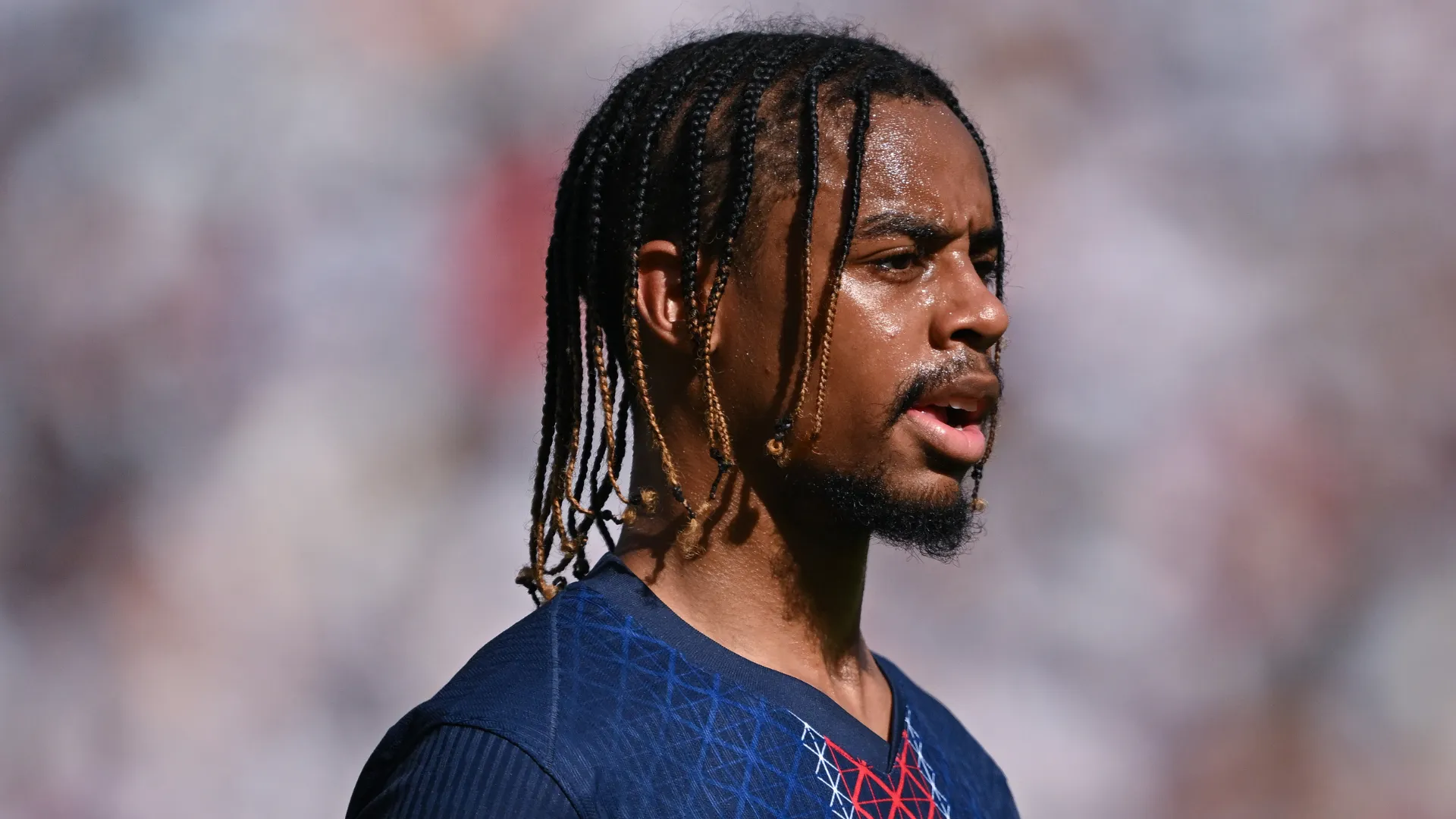 Bradley Barcola em jogo pelo PSG. Atacante é alvo do Liverpool. (Foto: David Ramos/Getty Images)