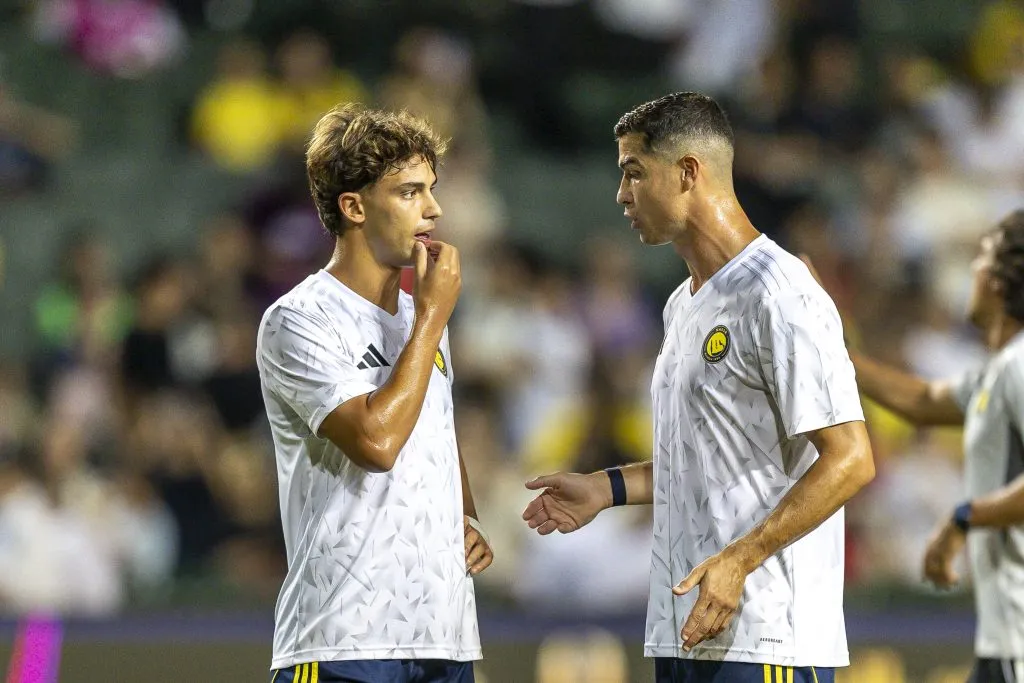 João Félix e Cristiano Ronaldo pelo Al-Nassr, durante o aquecimento da equipe saudita. Os Jogadores devem formar a dupla de ataque da equipe do técnico Jorge Jesus, neste sábado (18), contra o Al-Fateh, em casa, pela 5ª rodada do Campeoanto Saudita.  (Photo by Yu Chun Christopher Wong/Eurasia Sport Images/Getty Images)