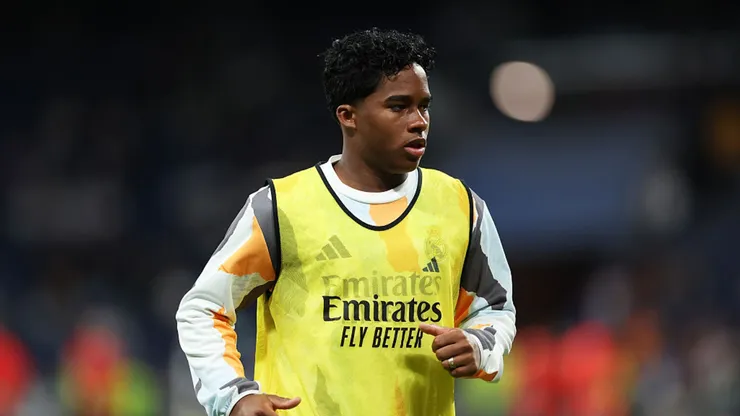 Endrick, com colete de reservas, aguarda oportunidade no Real Madrid.