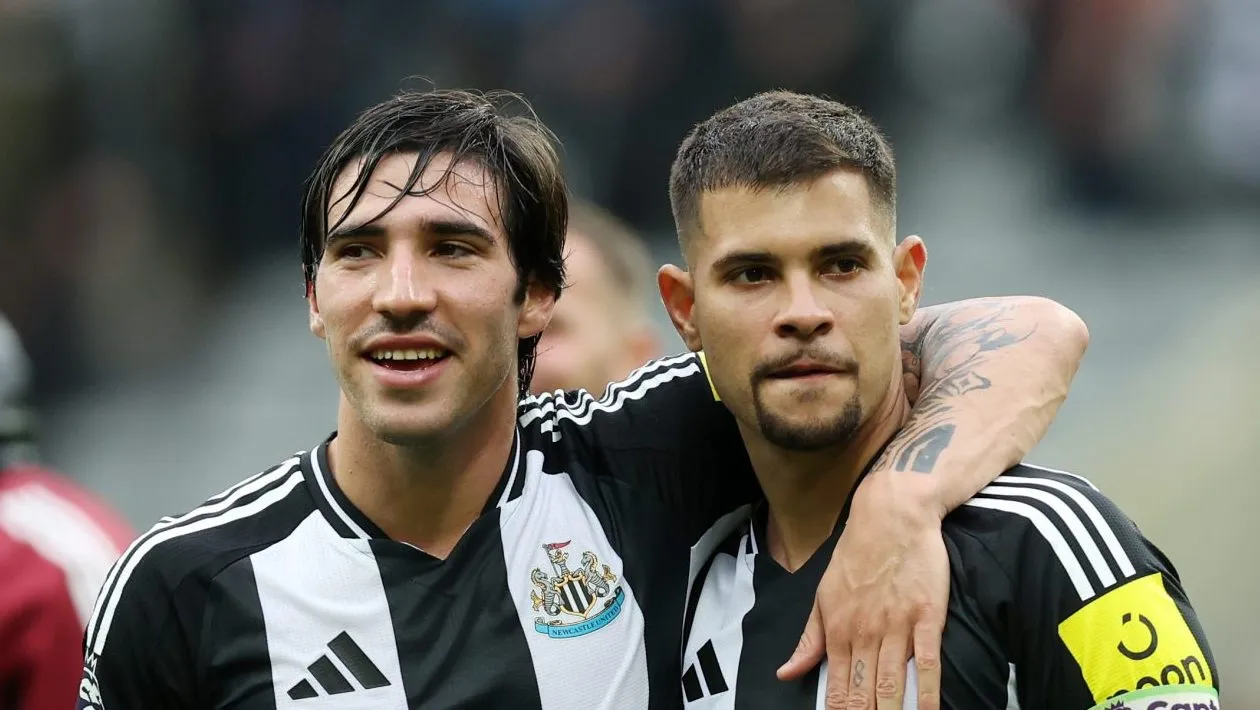 Bruno Guimarães e Tonali em campo pelo Newcastle – Foto: George Wood/Getty Images