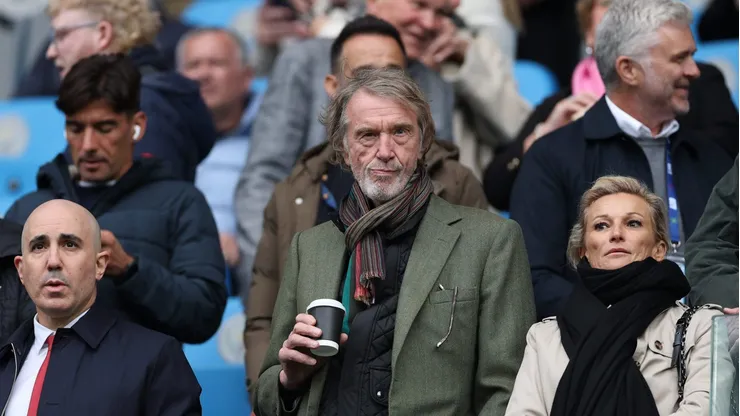 A diretoria busca equilíbrio entre investimento e planejamento para manter a competitividade na Premier League. (Photo by Michael Regan/Getty Images)