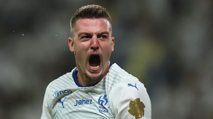 Milinković-Savić, meia do Al-Hilal, está na mira do Chelsea. Foto: Yasser Bakhsh/Getty Images