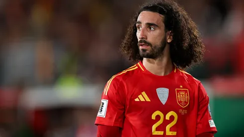 Marc Cucurella, olhando para o lado, em jogo da Espanha.