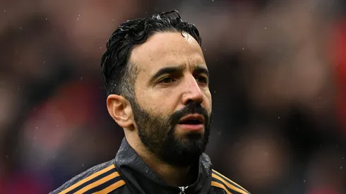 Ruben Amorim, técnico do Manchester United, é acusado de ter problemas pessoais com Kobbie Mainoo. (Photo by Gareth Copley/Getty Images)