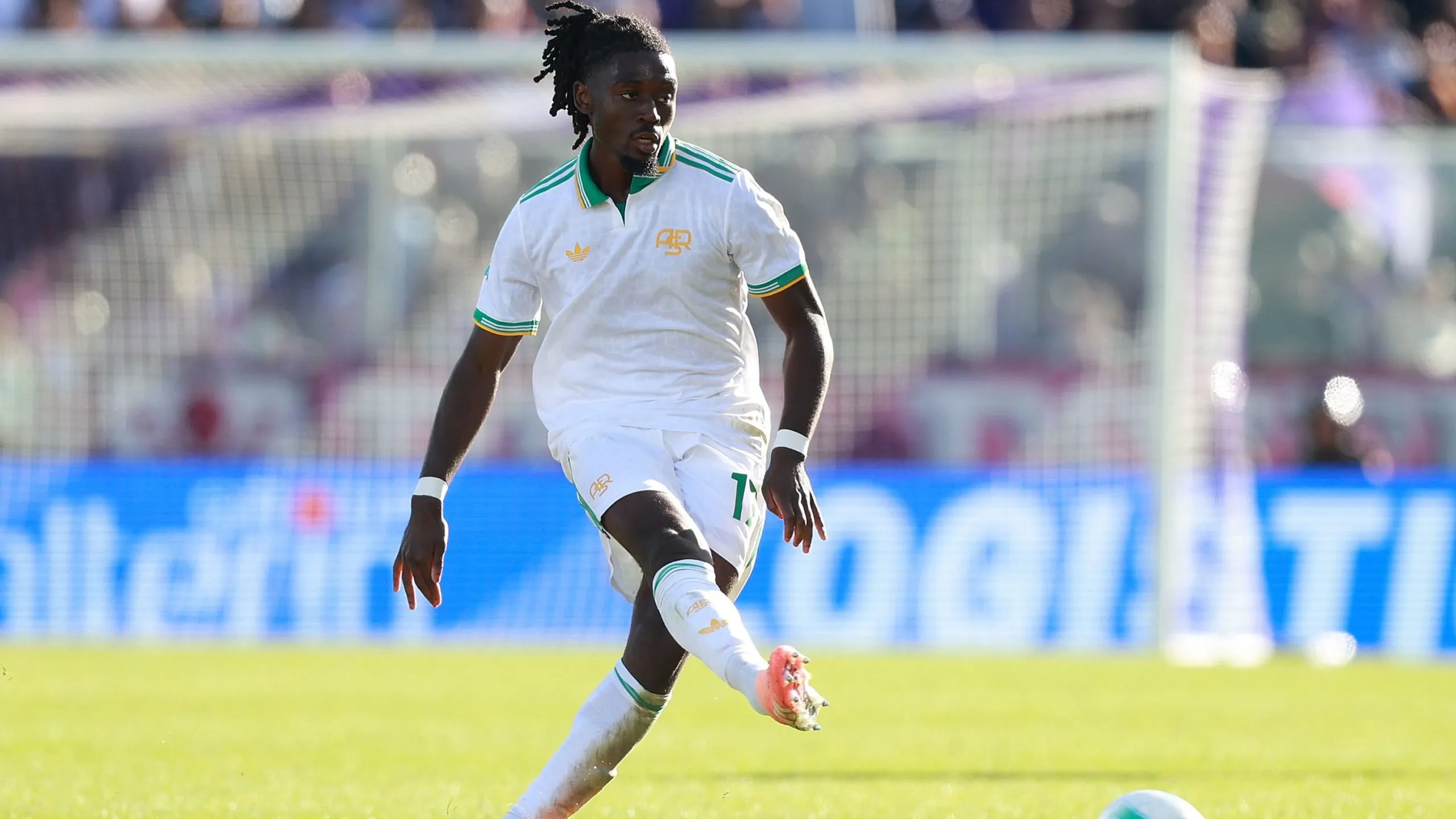 Manu Koné, alvo do Manchester United, usando uniforme branco em jogo da Roma. Foto: Gabriele Maltinti/Getty Images