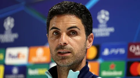 Mikel Arteta fala em entrevista coletiva como técnico do Arsenal. Foto: Alex Davidson/Getty Images