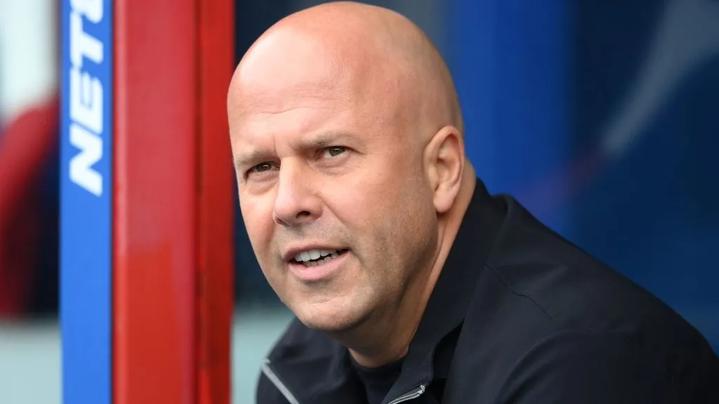 Arne Slot tenta voltar à liderança da Premier League (Campeonato Inglês) juntamente com o Liverpool (foto: Alex Broadway/Getty Images)