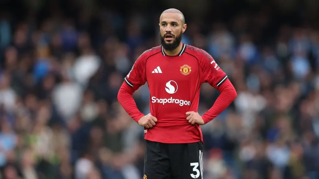 Manchester United vai decidir se convoca Mazraoui para o clássico diante do Liverpool (foto: Michael Regan/Getty Images)