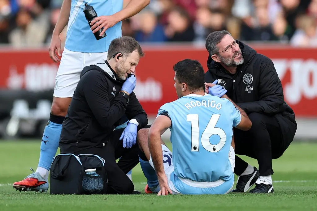 Rodri sentiu uma lesão muscular contra o Brentford. Ele retornou aos treinamentos com o grupo e pode voltar ao time (Foto: Ryan Pierse/Getty Images)