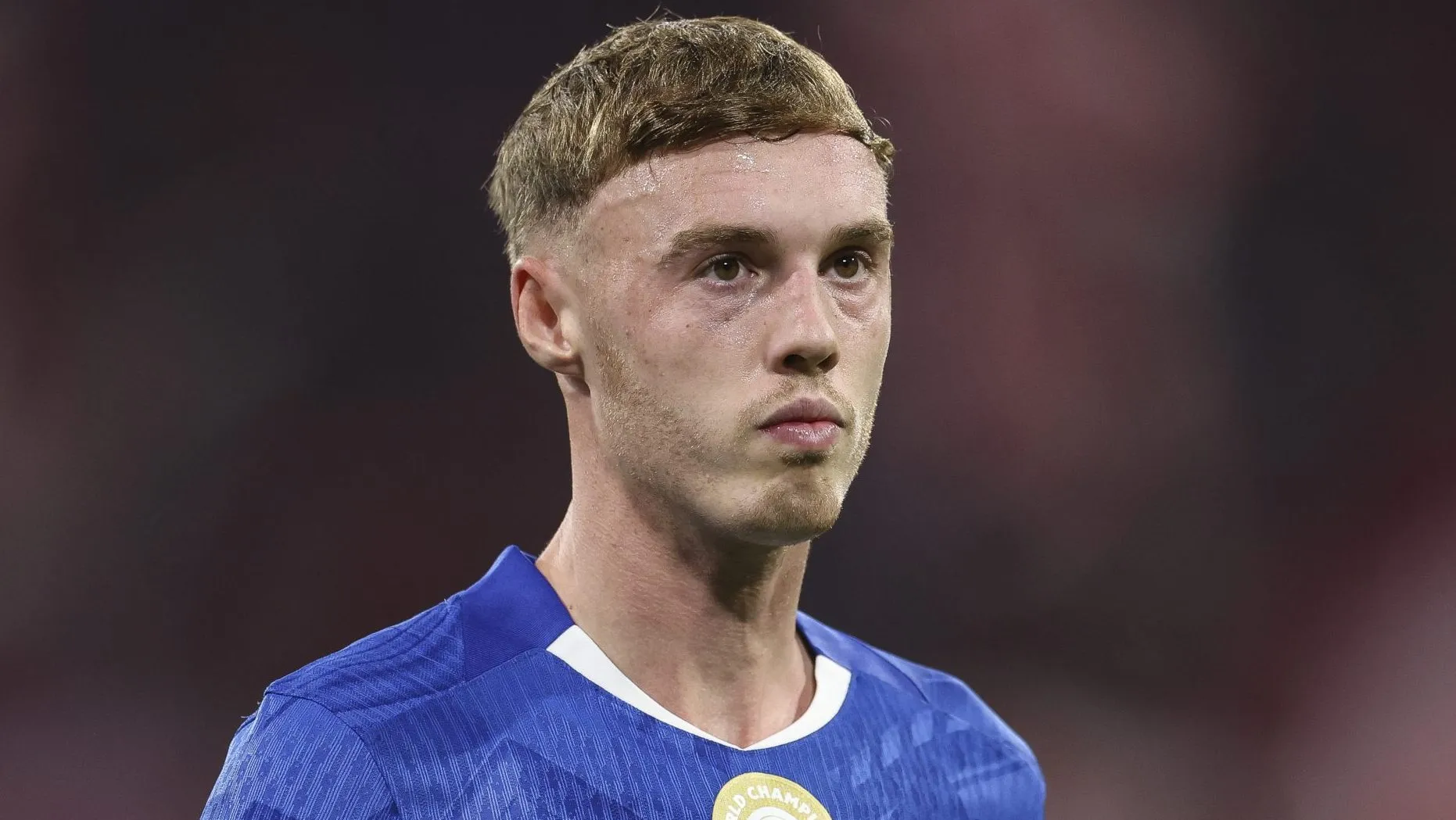 Cole Palmer, em campo, com a camisa azul