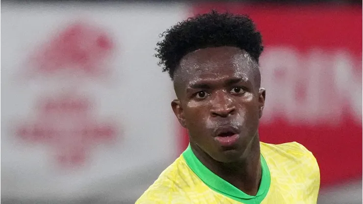 Vinicius Jr em campo com a camisa do Brasil. Foto: Koji Watanabe/Getty Images