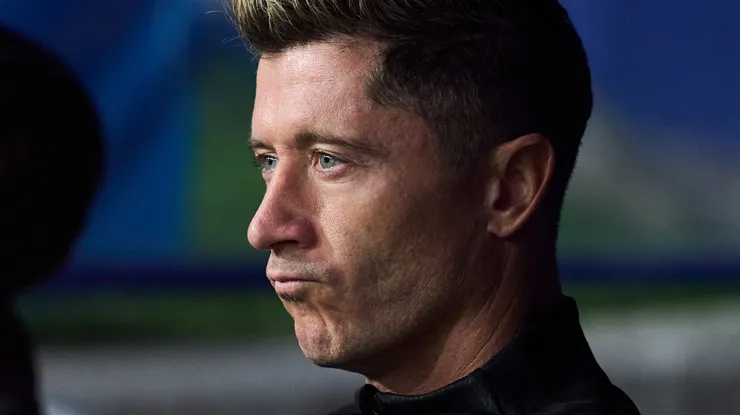 Lewandowski, sério, em partida do Barcelona. Foto: Juan Manuel Serrano Arce/Getty Images