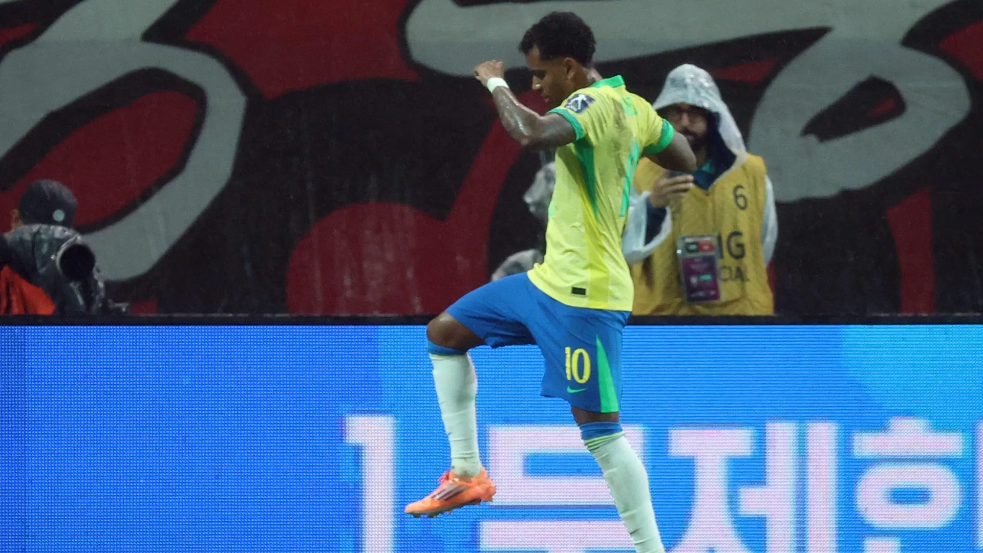 Rodrygo em ação pela Seleção Brasileira. (Foto: Chung Sung-Jun/Getty Images)