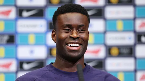 Marc Guéhi sorri durante entrevista.