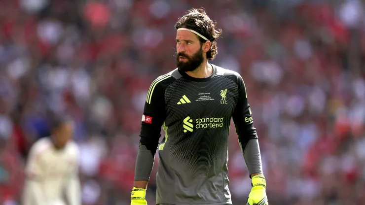 Alisson em jogo do Liverpool