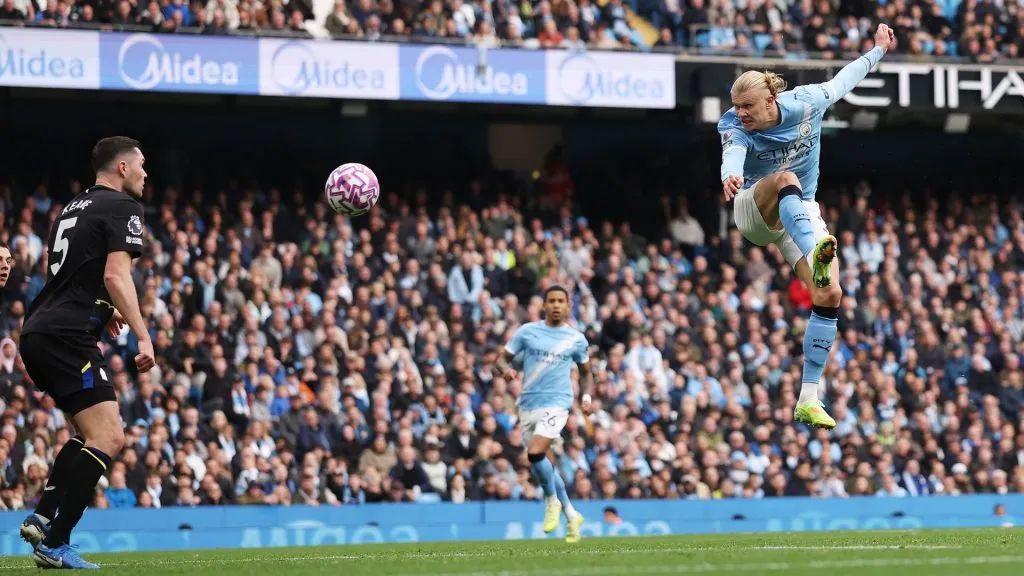 Haaland fez gol de cabeça pelo Manchester City (foto: Carl Recine/Getty Images)