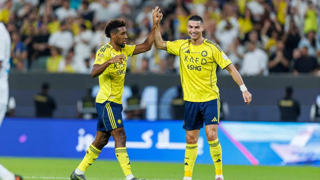 Coman e Cristiano Ronaldo comemorando em goleada do Al-Nassr. Foto: Abdullah Ahmed/Getty Images